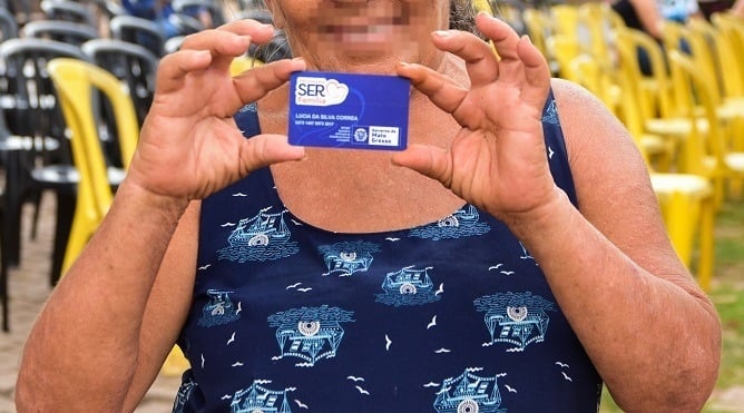 Assistencia Social de Sinop entrega na sexta cartoes do Programa Ser Familia para 121 familias