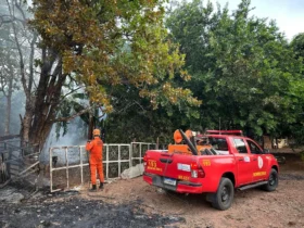 Bombeiros contêm incêndio após carreta capotar na BR-364 em Jaciara