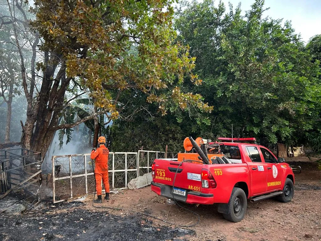 Bombeiros contêm incêndio após carreta capotar na BR-364 em Jaciara