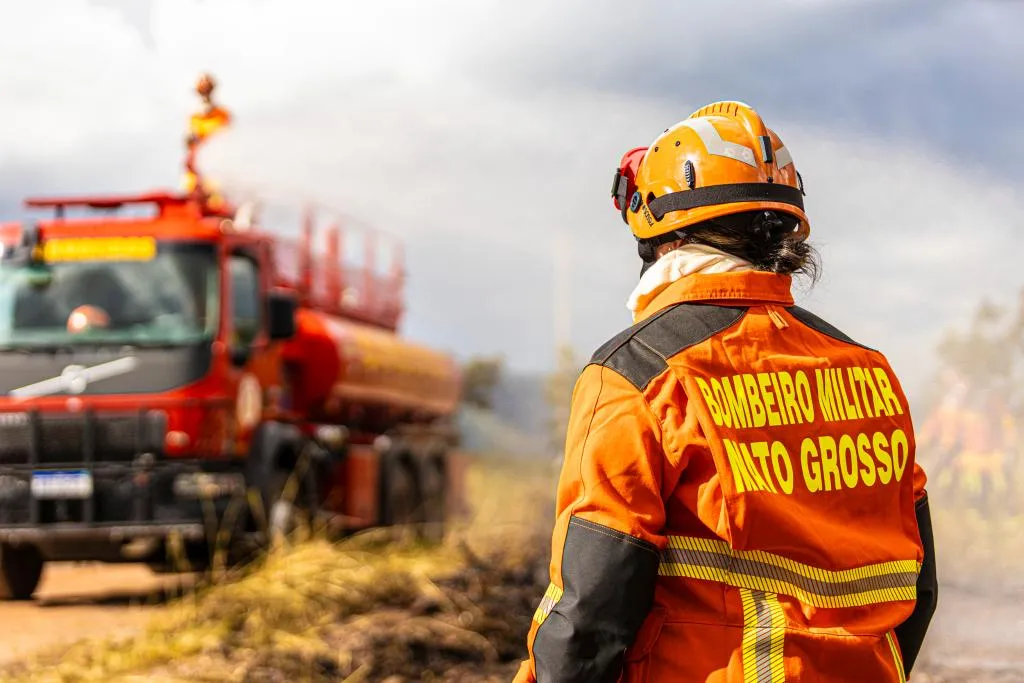 Incêndio em Cáceres: bombeiros prendem homem por contrafogo ilegal na Serra do Facão
