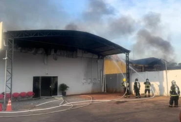 Bombeiros usam 230 mil litros de água em incêndio em Várzea Grande