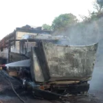 Bombeiros evitam propagação de incêndio em carreta na BR-364