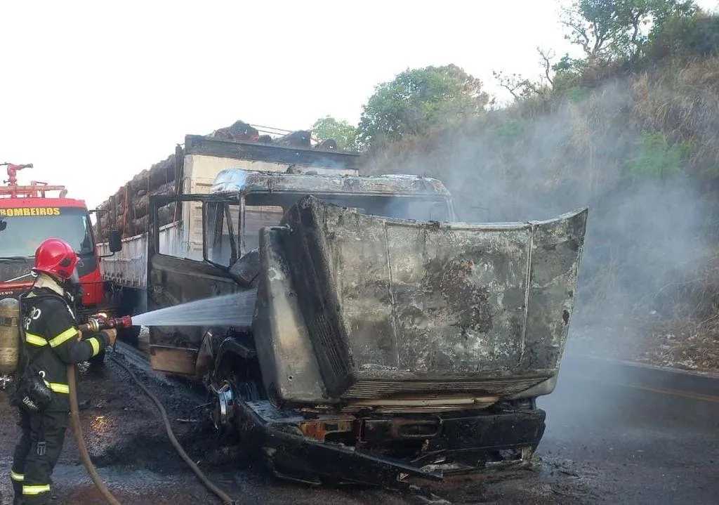Bombeiros evitam propagação de incêndio em carreta na BR-364