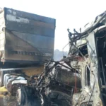 Bombeiros controlam incêndio após colisão de carretas na BR-364