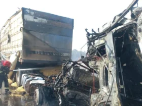 Bombeiros controlam incêndio após colisão de carretas na BR-364