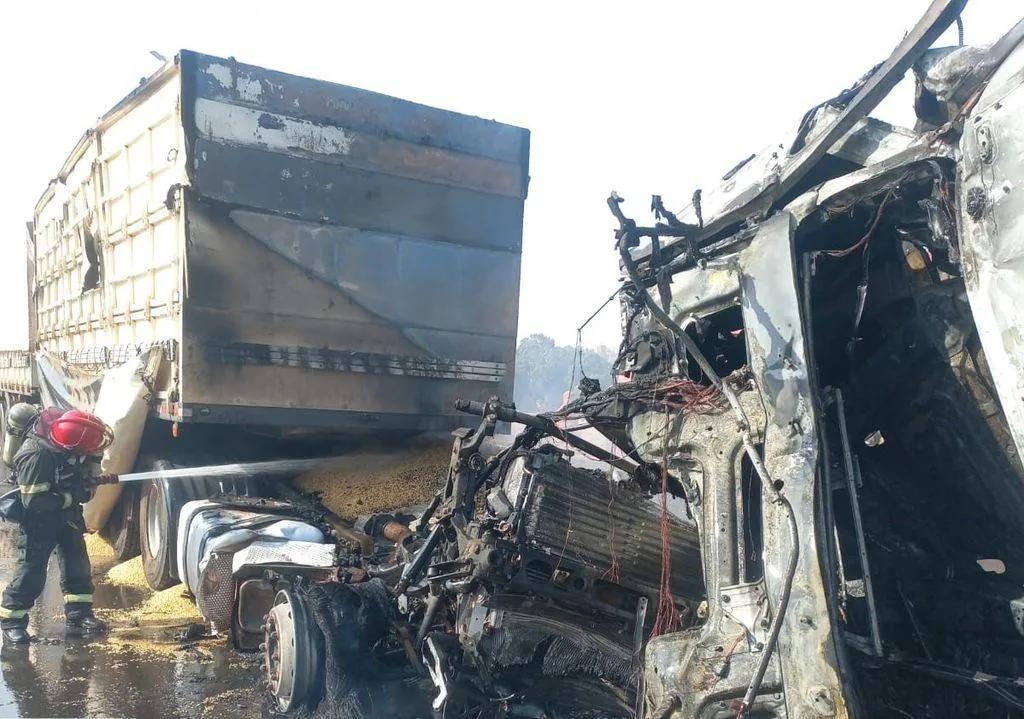 Bombeiros controlam incêndio após colisão de carretas na BR-364