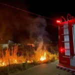Bombeiros controlam incêndio em terreno urbano em Confresa