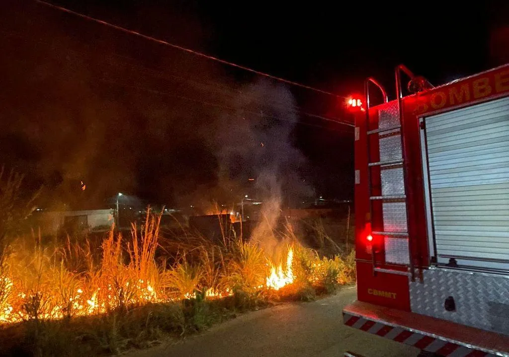 Bombeiros controlam incêndio em terreno urbano em Confresa
