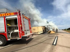 Bombeiros controlam incêndio em carreta com soja na BR-364