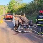 Bombeiros resgatam jovem após capotamento em MT-344