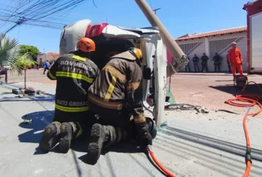 Bombeiros resgatam corpos após colisão frontal em Cuiabá