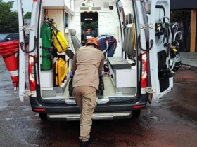 Bombeiros resgatam trabalhador ferido após queda de seis metros em frigorífico de Mato Grosso