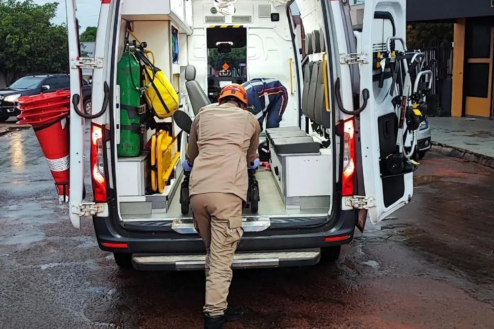 Bombeiros resgatam trabalhador ferido após queda de seis metros em frigorífico de Mato Grosso
