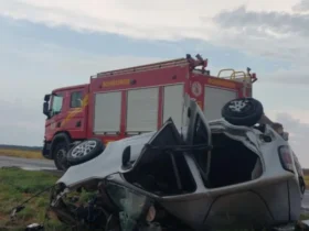 Bombeiros resgatam vítimas após colisão grave na MT-485