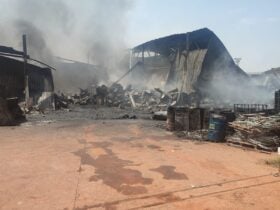 Defesa Civil de Cuiaba atua em apoio ao Bombeiro no combate a incendio de grandes proporcoes