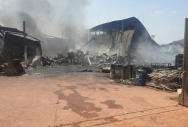 Defesa Civil de Cuiaba atua em apoio ao Bombeiro no combate a incendio de grandes proporcoes
