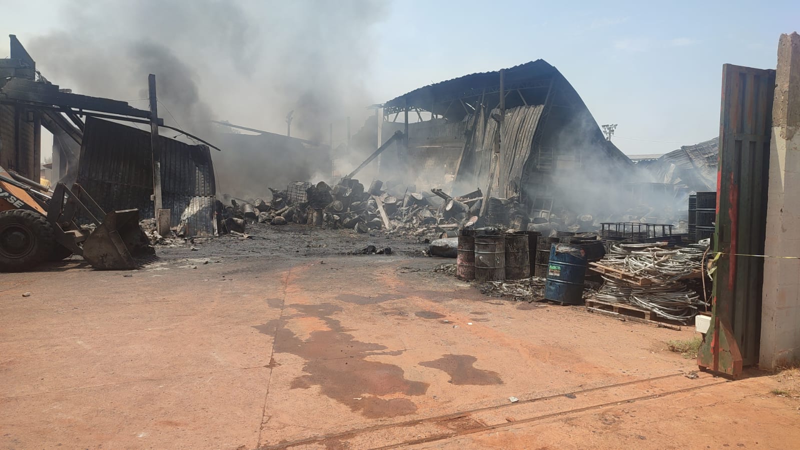 Defesa Civil de Cuiaba atua em apoio ao Bombeiro no combate a incendio de grandes proporcoes