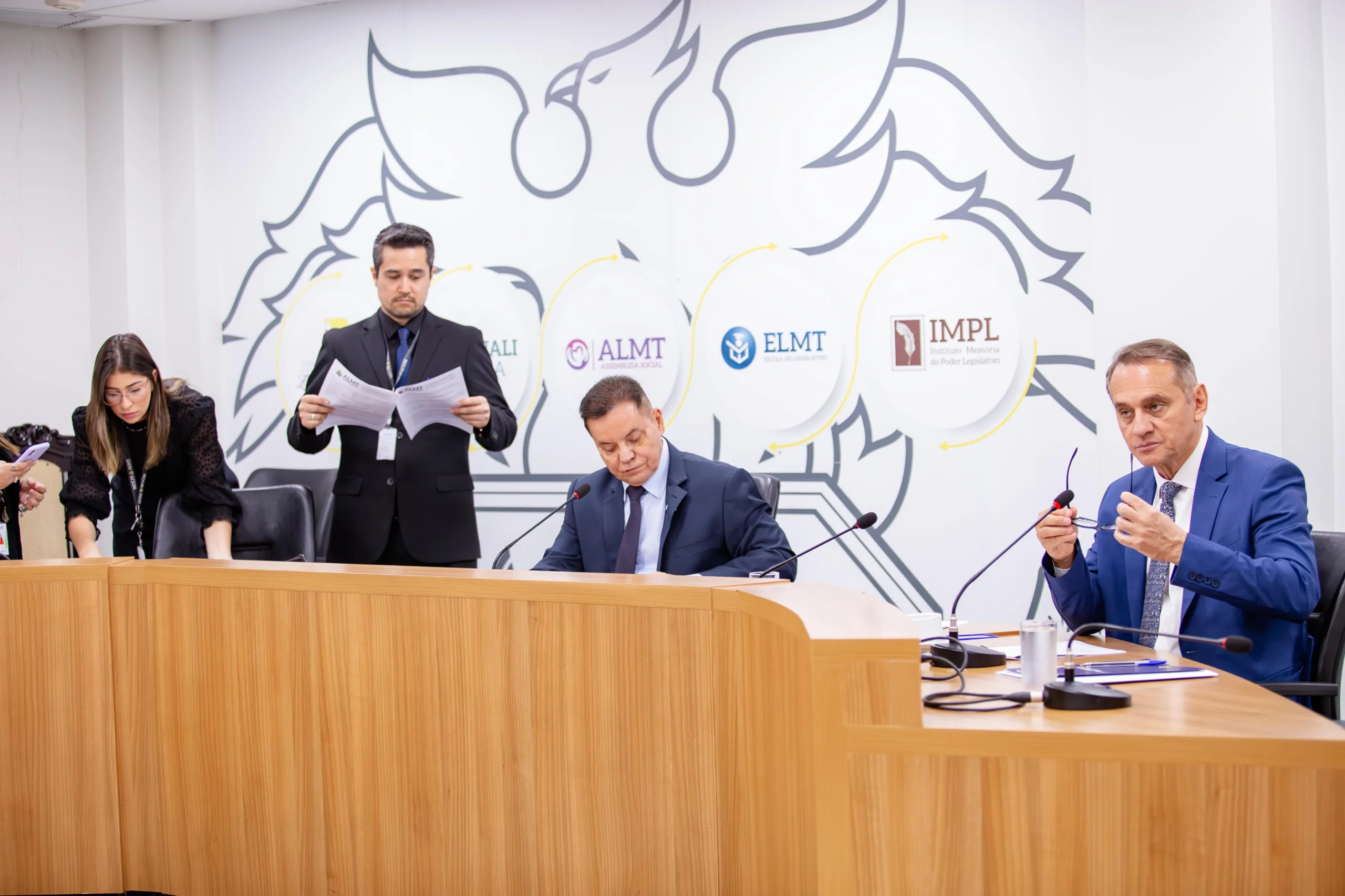 Deputados aprovam PDL que suspende contratos irregulares