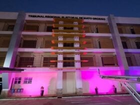 Edificio sede o TRE MT ganha iluminacao especial e reforca apoio a campanha Outubro Rosa