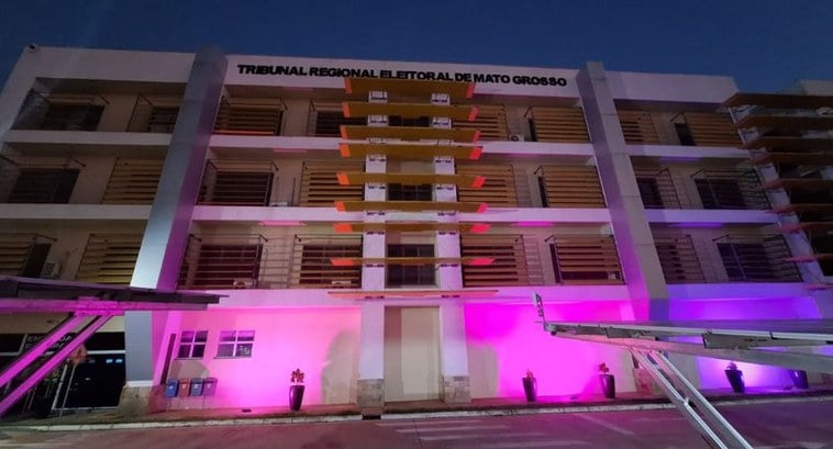 Edificio sede o TRE MT ganha iluminacao especial e reforca apoio a campanha Outubro Rosa
