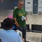 Em acao de panfletagem Procon de Varzea Grande impede golpe contra idoso