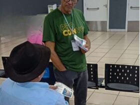 Em acao de panfletagem Procon de Varzea Grande impede golpe contra idoso