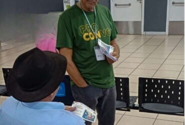 Em acao de panfletagem Procon de Varzea Grande impede golpe contra idoso