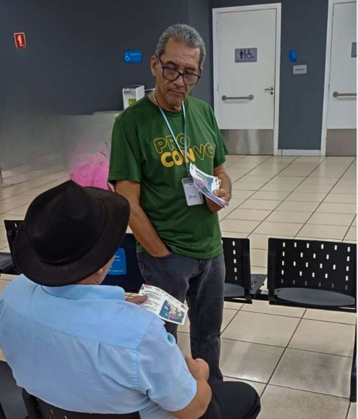 Em acao de panfletagem Procon de Varzea Grande impede golpe contra idoso