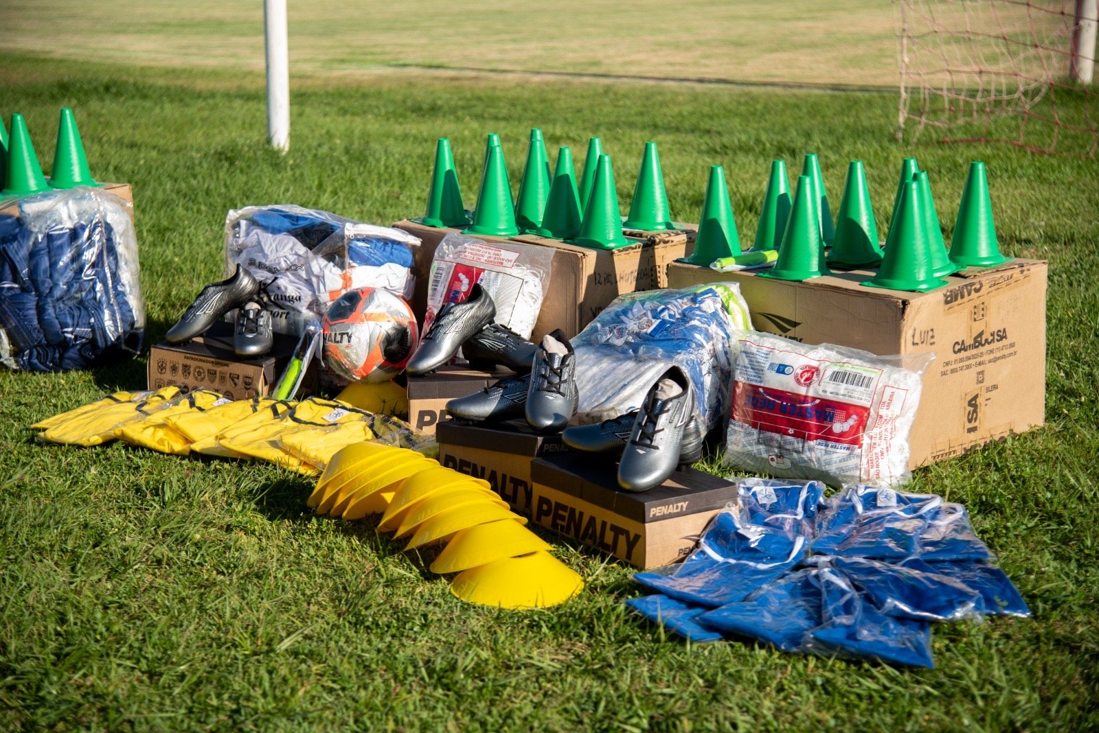 Entrega de materiais esportivos serve de incentivo ao esporte de base em Rondonopolis