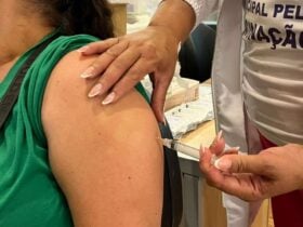 Equipes da Saude realizam mais uma acao especial de vacinacao no Varzea Grande Shopping