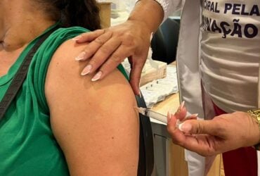 Equipes da Saude realizam mais uma acao especial de vacinacao no Varzea Grande Shopping