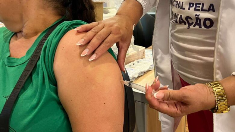 Equipes da Saude realizam mais uma acao especial de vacinacao no Varzea Grande Shopping