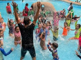 Estudantes da rede municipal participam de passeio nas Aguas Quentes em comemoracao ao Mes das Criancas