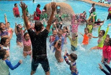 Estudantes da rede municipal participam de passeio nas Aguas Quentes em comemoracao ao Mes das Criancas