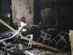 Acidente ocorreu na noite de domingo (5), na Avenida Dom Sebastião; fogo destruiu parte da edificação e materiais do imóvel
