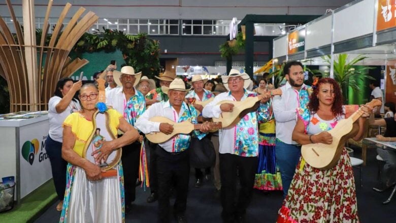 Forca feminina ecoa ao som da viola de cocho em Varzea Grande