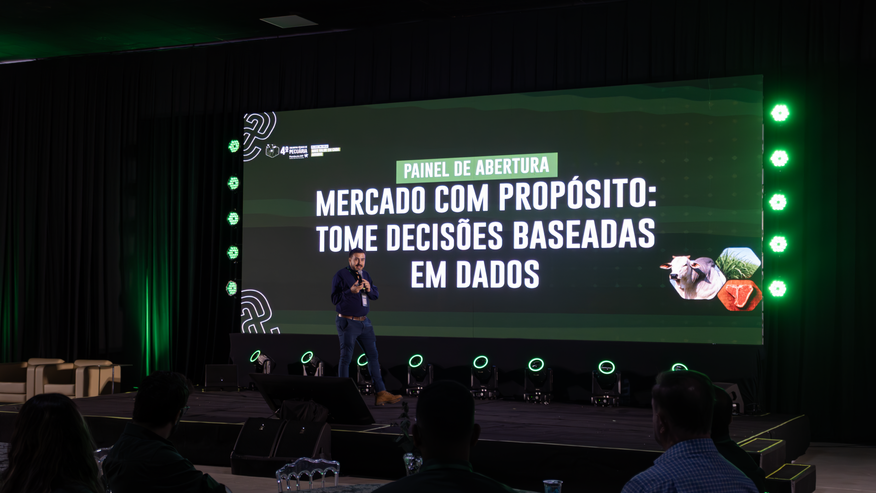 Foto Felipe Fabbri coordenador de inteligencia de mercado da Scot Consultoria no painel de abertura do 4o Encontro Tecnico de Pecuaria em MT