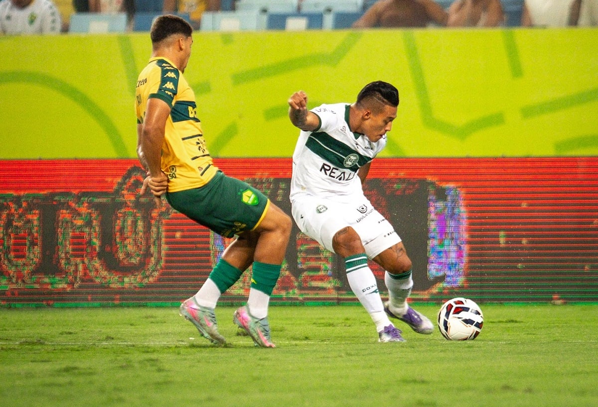 Lance de Cuiabá x Coritiba. Imagem: Gabriel Thá/Coritiba