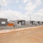 Governo de Mato Grosso entrega chaves da casa propria para 200 familias e anuncia investimentos
