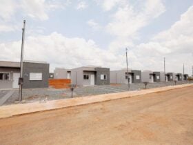 Governo de Mato Grosso entrega chaves da casa propria para 200 familias e anuncia investimentos