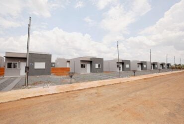 Governo de Mato Grosso entrega chaves da casa propria para 200 familias e anuncia investimentos