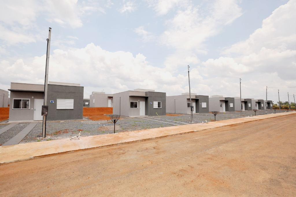 Governo de Mato Grosso entrega chaves da casa propria para 200 familias e anuncia investimentos