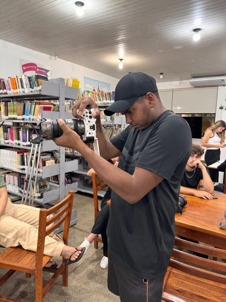 Jovens de Sorriso recebem certificados apos curso de formacao audiovisual