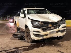 A colisão envolveu uma caminhonete Chevrolet S10, de cor branca, e uma motocicleta Honda Biz, de cor preta