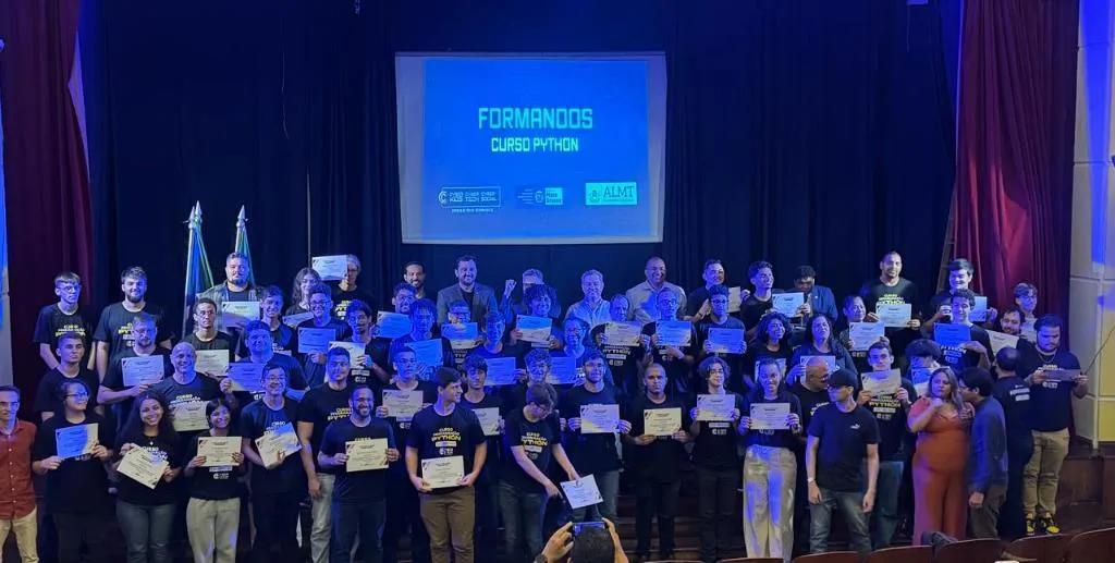 Mais de 160 jovens concluem curso de Python em MT