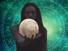Mulher com bola de cristal na mao