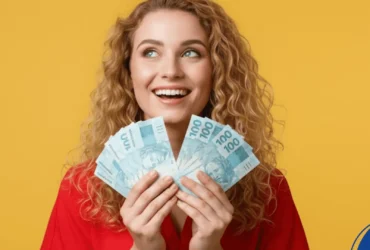 Mulher segurando notas de reais na mao