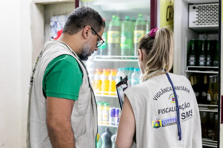 Operacao interdita bares e distribuidoras em acao contra bebidas adulteradas em Cuiaba