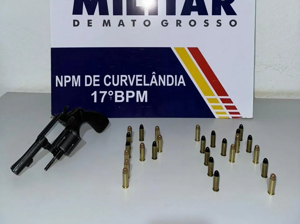 Homem é preso por ameaçar pais e portar revólver em Curvelândia