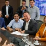 Prefeito de Rondonopolis e governador assinam autorizacao para obra do viaduto do Trevao